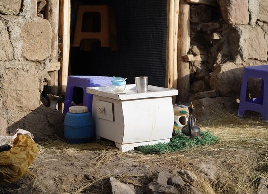 Unzählige dieser kleinen „Cafés“ findet man hier—der Kaffee wird immer frisch gemahlen und gebrüht und kostet 10-20 Birr / 20-30 Cent
Viele Männer sitzen hier stundenlang bei Kaffee und Gesprächen