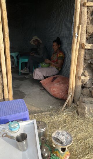 Sie zuerst nicht—viele Frauen sind sehr schüchtern, aber auch sie lieben Fotos