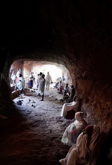 Einer der vielen Gänge, die die Kirchen der einzelnen Gruppen miteinander verbinden. Und überall Gläubige, die alleine oder auch in Gruppen beten.