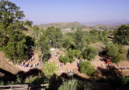 Überall auf dem Gelände der Kirchen sind die Gläubigen. Heute besonders viele, da Sonntag ist. Außer mir sehe ich 4 weitere „Weiße“ - wir treffen auf eine Gruppe spanischer junger Ärzte, die in Addis ein Krankenhaus, Kindergarten und Waisenhaus gegründet haben. Wir unterhalten uns eine Weile und gehen dann unserer Wege.