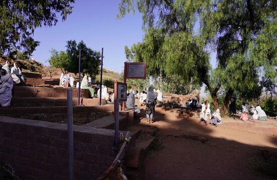 Auf dem Gelände der Kirchen sind heute sehr viele Priester und Gläubige. Josef, mein Guide, der mich die nächsten zwei Vormittage durch die Kirchen führen wird, kennt sich hier sehr gut aus. Macht er diesen ob seit Jahren. Ich bin seit 3 Jahren sein erster Kunde und er ist sehr glücklich. Josef beantwortet jede Frage aus dem Handgelenk.