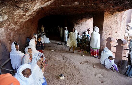 Die Felsenkirchen von Lalibela sind aus dem 12/13 Jahrhundert und sind sogenannte Monolithen-Kirchen. Dass heißt, sie sind aus dem Felsen in einem Stück geschlagen und gemeißelt worden - inklusive der Fenster und Türen. Und das Besondere ist, dass sie in den Boden gemeißelt wurden. Von oben nach unten.
Die 11 Kirchen sind in 3 Gruppen eingeteilt - heute besichtigen wir zwei Gruppen, morgen die freistehende Kreuzkirche St.-Georgs-Kirche - die als letztes gebaute Kirche - und gleichzeitig auch die Imposanteste.