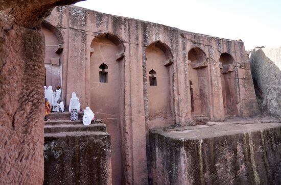 Gebaut wurden die Kirchen vom König von Lalibela. Es sollte ein Symbol für das Heilige Land sein, als Pilgerfahrten zur damaligen Zeit aufgrund der aktuellen Situation nicht möglich waren. So befinden sich zum Beispiel in der Kirche Biet Golgotha Nachbildungen des Grabes Christi.
Die heilige Stadt Lalibela erlangte den Status als Ersatz für die heiligen Stätten Jerusalem und Bethlehem. Lalibela wird heute auch als Neu Jerusalem bezeichnet und wurde zwischenzeitlich als Unesco Weltkulturerbe ausgezeichnet.