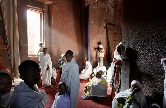 Wir besuchen Kirche nach Kirche. Die äthiopische Kirche ist hier christlich-orthodox. Josef sagt, dass es auch Muslime gibt, aber nur wenige. 95% sind orthodox.
Es ist überhaupt kein Problem, Bilder zu machen. Teilweise fordern die Priester mich auf, zu fotografieren bzw. sie freuen sich, wenn sie fotografiert werden.