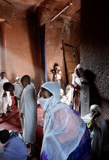 Überall sitzen die Gläubigen und beten bzw. warten auf die Segnung. Wir wohnen vielen Segnungen bei. Überall sind Priester.