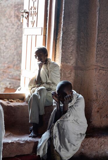 Außerordentlich viele Kinder und Jugendliche sind in den Kirchen.