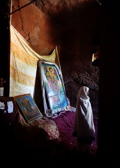 Besonders beeindruckend sind die vielen Original-Bilder und Malereien. Alle Kirchen sind mit Teppichen ausgelegt. Vor jeder Kirche ziehen sich die Besucher die Schuhe aus.