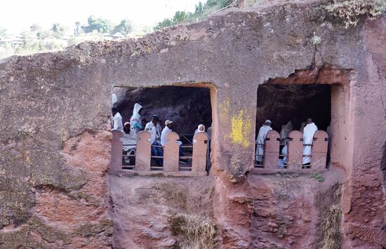 Geduldig warten die Gläubigen, dass sie in die Kirche gehen dürfen. Auch hier sieht man einen der vielen Gewölbegänge. Alle Kirchen einer Gruppe sind mit solchen unterirdischen Gängen verbunden - teilweise gibt es noch geheime Gänge, die nur von den Priestern genutzt werden können.