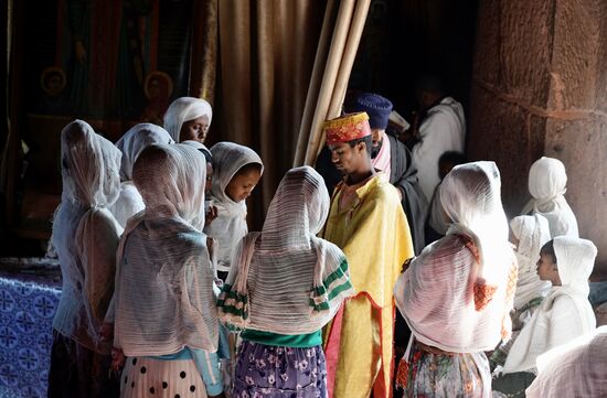 Ein Priester segnet ….