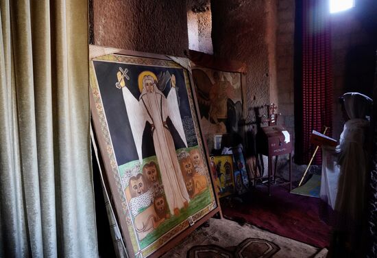 Diese junge Frau ist vertieft in ihrem Gebet.