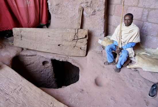 Hier ein Wächter einer der zahlreichen Tunnel. Diesen dürfen nur Geistliche betreten.