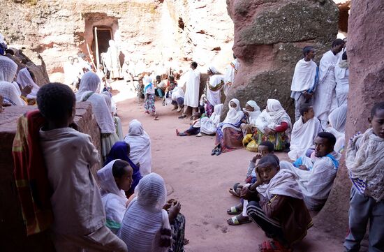 Viele Besucher kommen von teilweise weit her. Auch mit dem Flugzeug. Josef, der auch sehr gläubig ist und sich fast von jedem Priester, den wir treffen und er augenscheinlich auch kennt, segnen lässt, erzählt, dass Sonntags 90% aller Stadtbewohner von Lalibela zu den Kirchen geht. Anschließend trifft man sich mit der Familie auf dem Gelände der Kirchen, trinkt Bier und isst Brot.