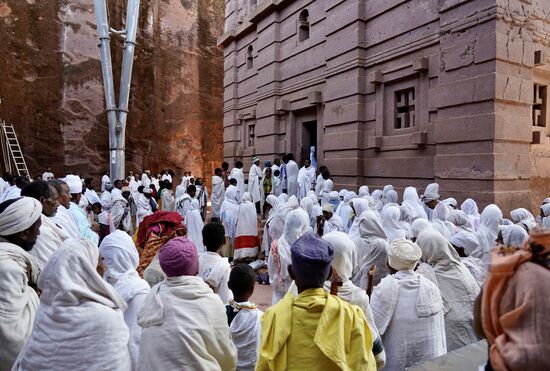 Anschließend wollen alle noch in diese Kirche. Es dauert sehr lange, bis alle die Gelegenheit hatten, einzutreten. In den Kirchen finden dann auch die Segnung statt, die jeder natürlich empfangen möchte.