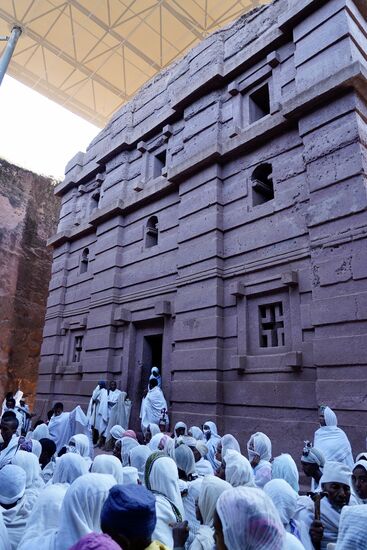 Wir reihen uns auch ein, aber Josef schiebt mich nach Vorne und ruft immer „Tourist“. Alle machen Platz, lächeln mich an, teilweise verbeugen sie sich. Josef sagt, man freue sich, dass nach fast 3 Jahren mal wieder ein paar Fremde kommen. Mir ist es ein wenig unangenehm, aber Josef sagt, dass muss es nicht. Man freue sich über den Besuch und das Interesse an ihren Kirchen.