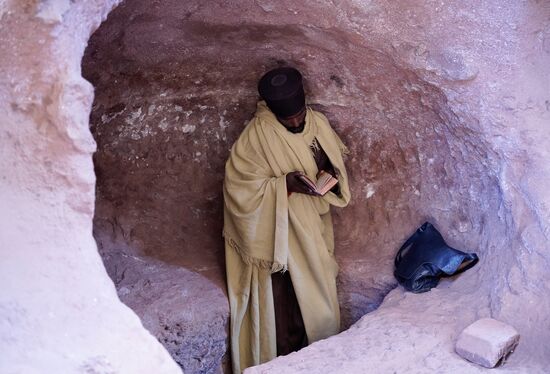 In vielen Felsen sieht man kleine Höhlen, in denen geistliche sich zurückziehen und das Gebet suchen. Hier nächtigen sie auch teilweise. Viele Priester aus ganz Afrika kommen hierher. Einige übernachten dann bei den Kirchen. So wie es vor Jahrhunderten auch Usus war.