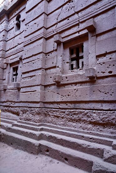 Leider sind an einigen Kirchen auch Schäden zu erkennen. Der Tuffstein, aus denen die Kirchen geschlagen sind, löst sich teilweise auf. Auch die Umweltverschmutzung und die Witterungseinflüsse tragen in Teil dazu bei. Aus diesem Grunde wurde begonnen, die Kirchen mit großen Zelten zu überdachen, um zumindest den Witterungseinflüsse zu verringern. Es gibt seit Jahren Pläne, die Kirchen anders zu konservieren - zum Beispiel mit Glashäusern zu überbauen. Aber es fehlt an den Mitteln und seit den Konflikten mit den Tigris sind die Pläne erst einmal auf Eis gelegt.
