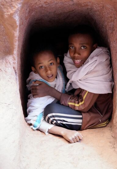 Natürlich machen sich die Kinder auch einen Spaß, in die eine oder andere Höhle zu klettern. Insbesondere, als sie meine Kamera sahen.
