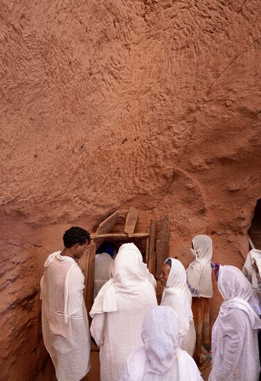 Hier geht es wieder in einer der vielen Verbindungstunnel.