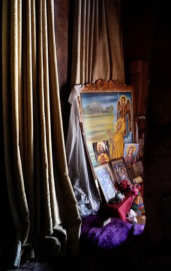 Die Kirchen sind im Inneren mit Vorhängen ausgestattet. Dahinter dürfen nur die Geistlichen. Josef sagt, da liegen die Gebeine der Könige und Priester, sowie auch die Schätze der Kirche.