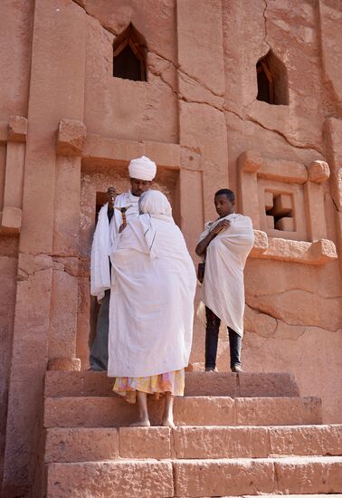 Diese Frau lässt sich vom Priester segnen.