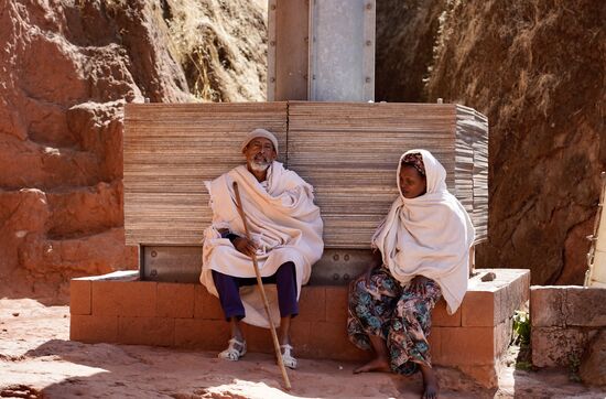 Und die Beiden warten ebenfalls auf einen Priester.