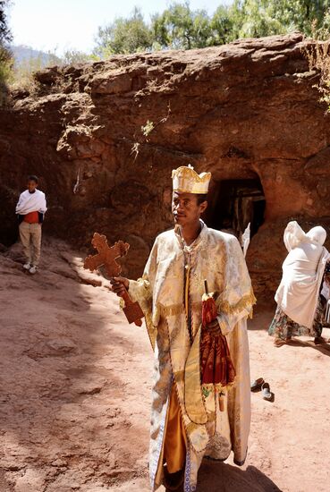 Hier der nächste, der erst Josef, dann mich und dann die beiden Wartenden segnet.