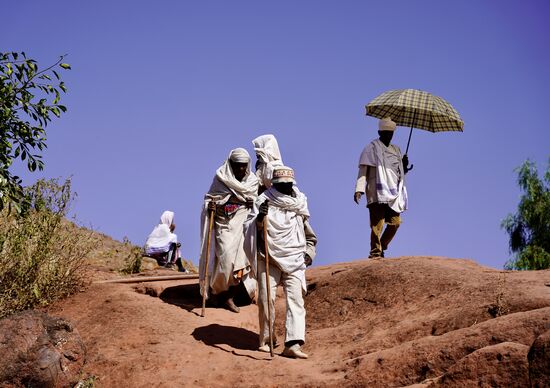 Ich glaube, er befürchtet keinen Regen. Es ist morgens schon sehr heiß hier. Und staubig.