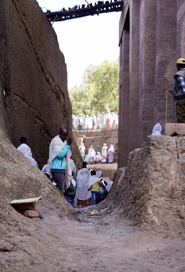 Die Gläubigen gehen ebenfalls von Kirche zu Kirche.