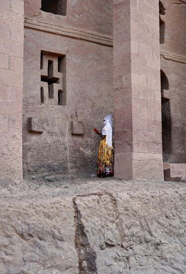 Hier sind wir vor der größten Kirche. Sie hat sehr viele Pfeiler, sowohl innen wie außen. Es wird bis heute gerätselt, wie lange der Bau der Kirchen gedauert hat. Die Äthiopier behaupten: 25 Jahre. Tagsüber haben Menschen an den 11 Kirchen gebaut. In der Nacht haben dann die Engel weitergearbeitet, natürlich viel schneller als die Menschen. Archäologen gehen jedoch davon aus, dass die Bauzeit ca. 120 Jahre betrug. Als die Kirchen, die von den 4 Königen Lalibelas beauftragt und gebaut wurden, fertig waren, wurde Lalibela die Hauptstadt Äthiopiens.