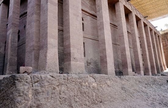Unglaublich viele Pfeiler wurden hier in Stein gemeißelt. Beachtenswert sind die vielen unterschiedlichen Kreuzformen, die hier in den Stein geschlagen wurden.