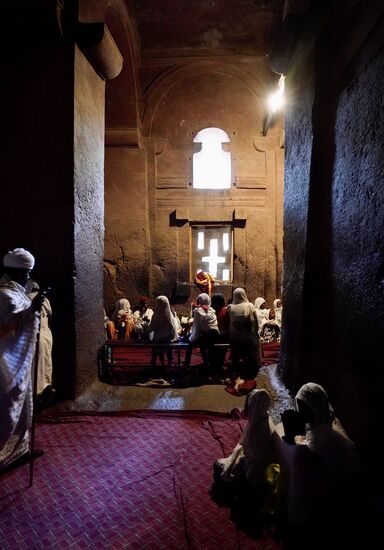 Auch hier im Hintergrund die Öffnungen in Form eines Kreuzes.