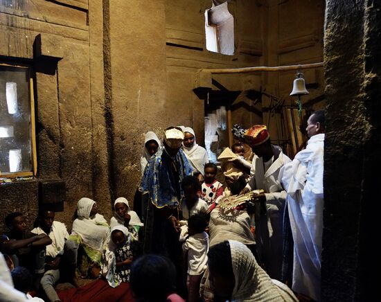 Wir wohnen der Heilung und Segnung kranker Menschen bei. Viele warten hier seit Stunden, bis der Priester kommt und mit einem goldenen Kreuz die betroffenen Körperteile berührt und darüber reibt. Ich sehe viele gebrechliche Alte, aber auch Kinder und junge Frauen. Ihnen reibt der Priester mit dem Kreuz über den Leib. Josef sagt: die Frauen bekommen bestimmt keine Kinder und deshalb sind sie jetzt hier. Der Glaube wird es richten!