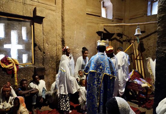 Viele warten noch. Es geht alles sehr ruhig zu. Keine Hektik, keine Unruhe.