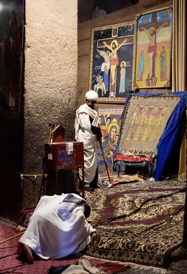 Überall liegen Teppiche. Da wir vor jeder Kirche die Schuhe ausziehen, wird auch kein Schmutz hereingetragen. Wandgemälde überall, eines schöner als das andere.