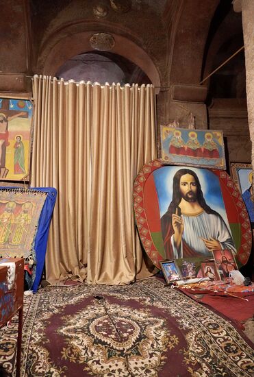 Was wohl hinter dem Vorhang ist? Neugierig bin ich schon.