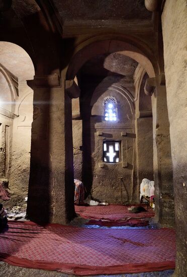 Auch hier wieder Öffnungen in den Wänden in Form von Kreuzen. Ich habe so viel unterschiedliche gesehen.