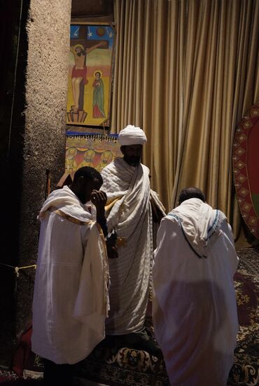 Man muss sich nur umdrehen und schon sieht man den nächsten Geistlichen mit Gläubigen vertieft in der Andacht und im Gebet.