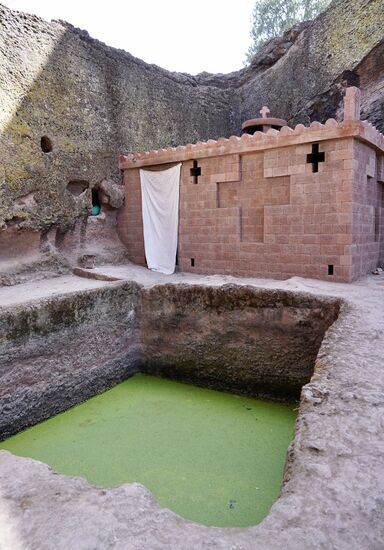 Bei diesem Becken handelt es sich um eines, in welche vermeintlich unfruchtbare Frauen baden und anschließend doch noch Kinder bekommen. Der Glaube kann Berge versetzen.