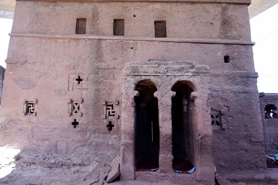 Eine weitere Kirche - auch hier Kreuz-Öffnungen unterschiedlicher Formen.
