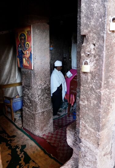 Dieser Priester ist so vertieft ….