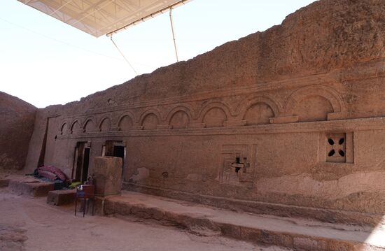 Auf diesem Bild sieht man 10 Bogen an der Kirche. Diese Bogen stehen für die 10 Gebote.