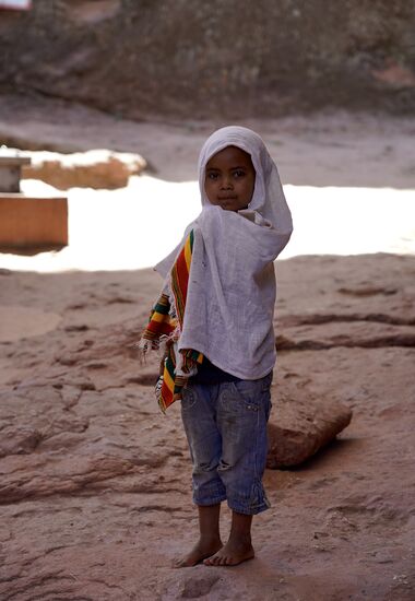Übrigens tragen fast alle Gläubigen entsprechende weiße Tücher. Selbst die Kinder.