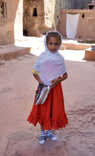 Von Klein auf werden die Kinder Christlich Orthodox erzogen. Wir erfahren später noch, wie streng selbst die Kinder zum Beispiel das Thema Fasten nehmen.
