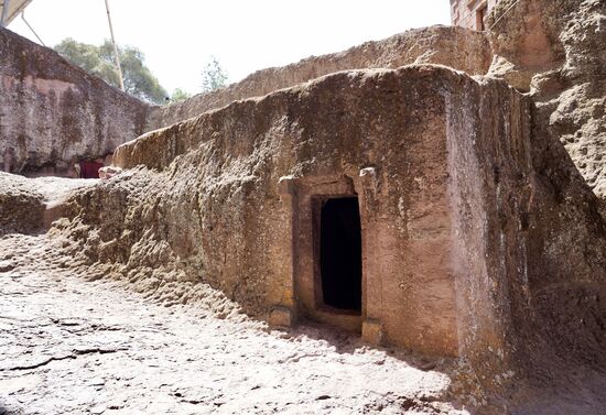 Eingang in einen der vielzähligen Verbindungsgänge.