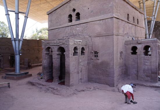 Hier sieht man einmal die entsprechenden Überdachungen zum Schutz der Kirchen. Diese kleine Kirche ist meiner Erinnerung nach die Kirche der Jungfrauen (man verzeihe mir, wenn ich es falsch berichte)