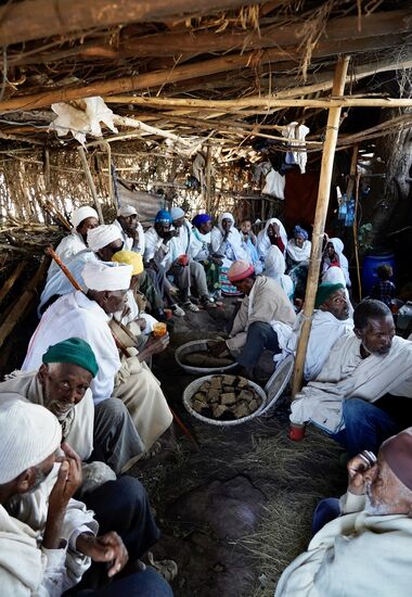 Wir sind mit den Kirchen fast durch und Josef sagt, ich solle in eine der Hütten, in denen die Gläubigen sich treffen, lokales Bier trinken und Brot essen. Als ich den Raum betrete, winken mich alle herein und bieten mit einen Platz an. Einem der Männer scheint das aber nicht zu gefallen und er macht eine Handbewegung, dass ich gehen möchte. Das tue ich auch direkt, da ich den Frieden nicht stören möchte.