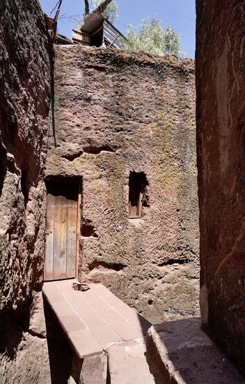 Es geht noch an einer der Kirchen vorbei,