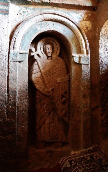 Ich glaube, dass diese die Golgotha Kirche ist (ohne Gewähr). Wir treffen auf tolle in den Stein gemeißelte Gemälde. Laut Josef handelt es sich hier um den König von Lalibela.