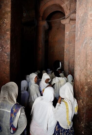 Als wir die Kirche verlassen, treffen wir auf eine Gruppe von Studentinnen aus Addis. Sie kommen hierher, um sich mit der Geschichte der Kirchen von Lalibela vertraut zu machen.