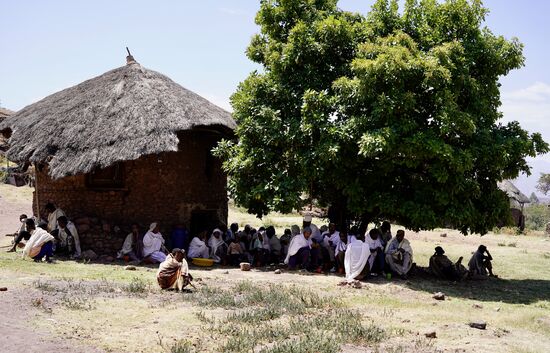 Überall sitzen die Familien und trinken Bier und essen Brot.